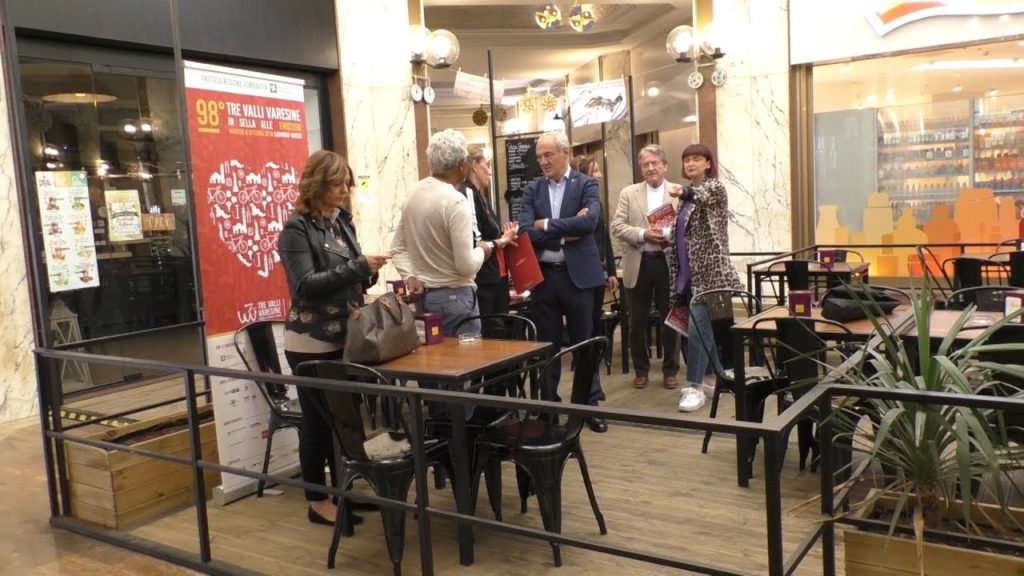 Pedalando in Galleria Manzoni