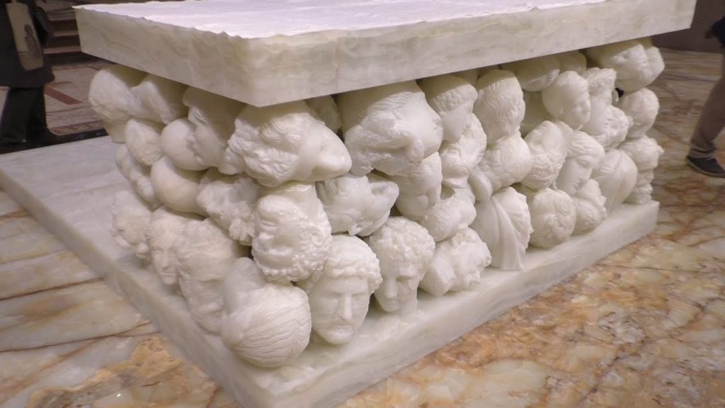 Le teste di Parmiggiani, simbolo di una fragile umanità