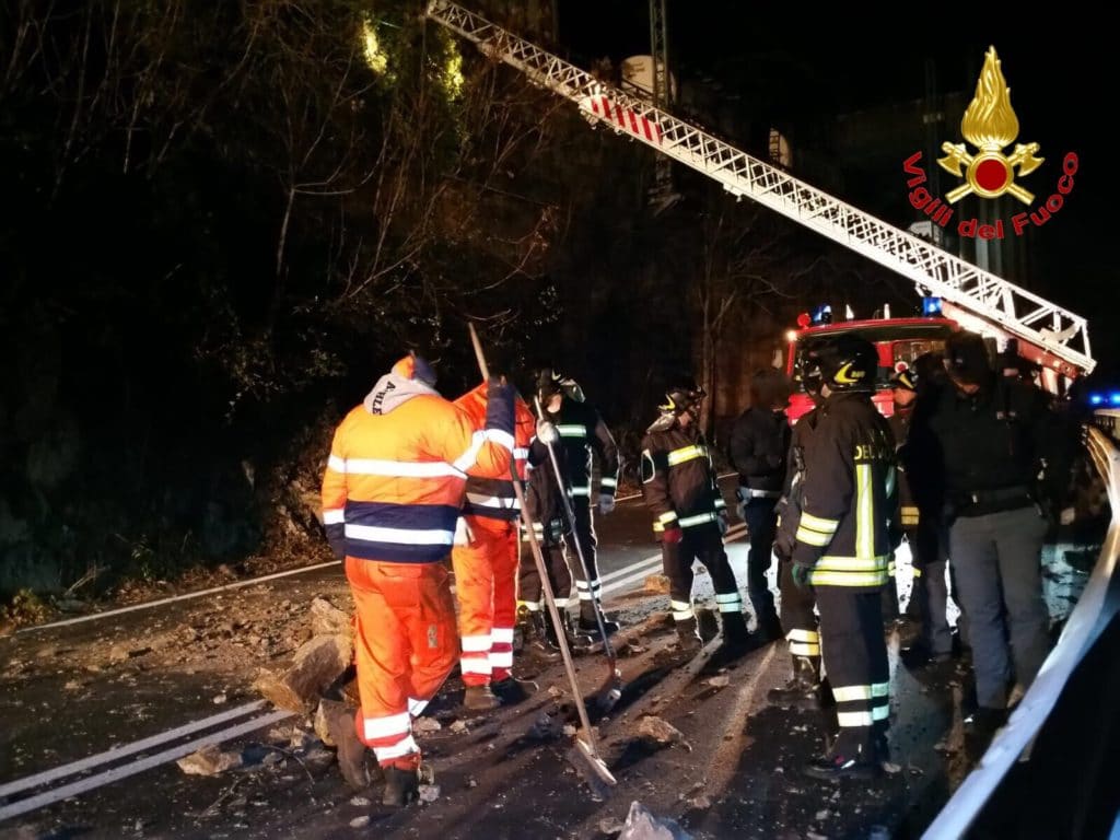 Frana a Maccagno, bloccate statale e ferrovia