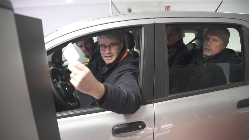 Parcheggio Sempione, 100 posti... sotto l'albero