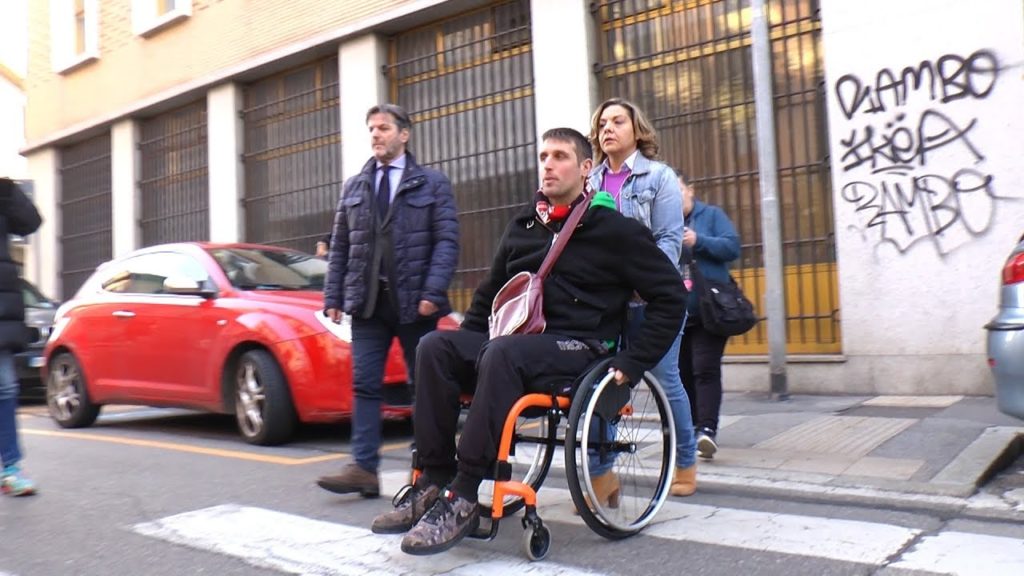 L'odissea di Mirko, a Varese in carrozzina