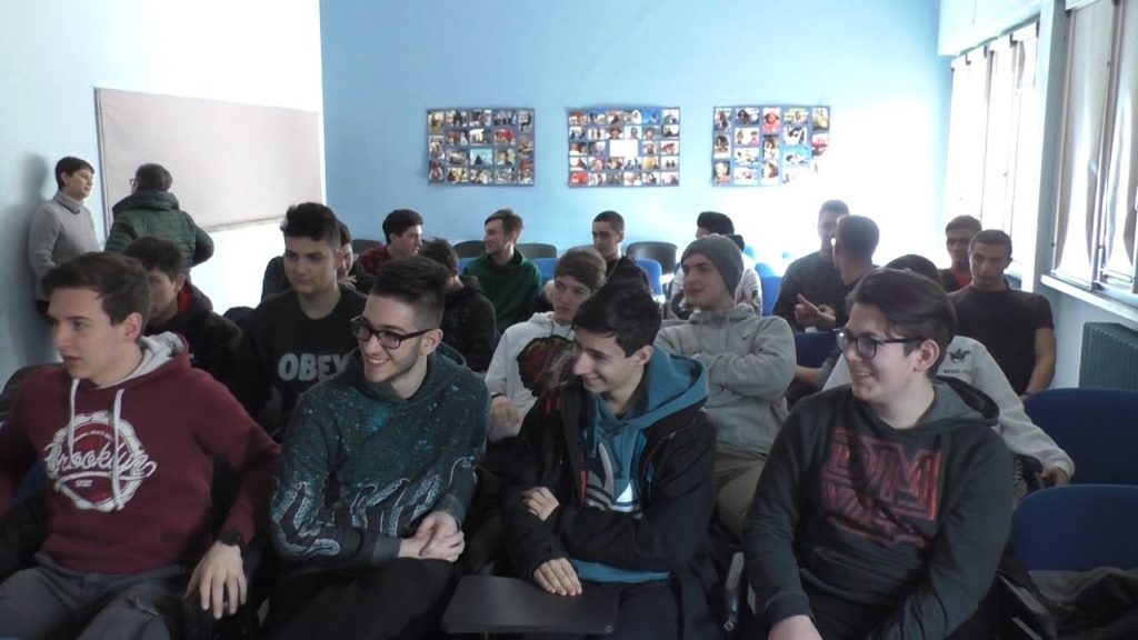 Ragazzi in cattedra contro i veri sfigati: i bulli