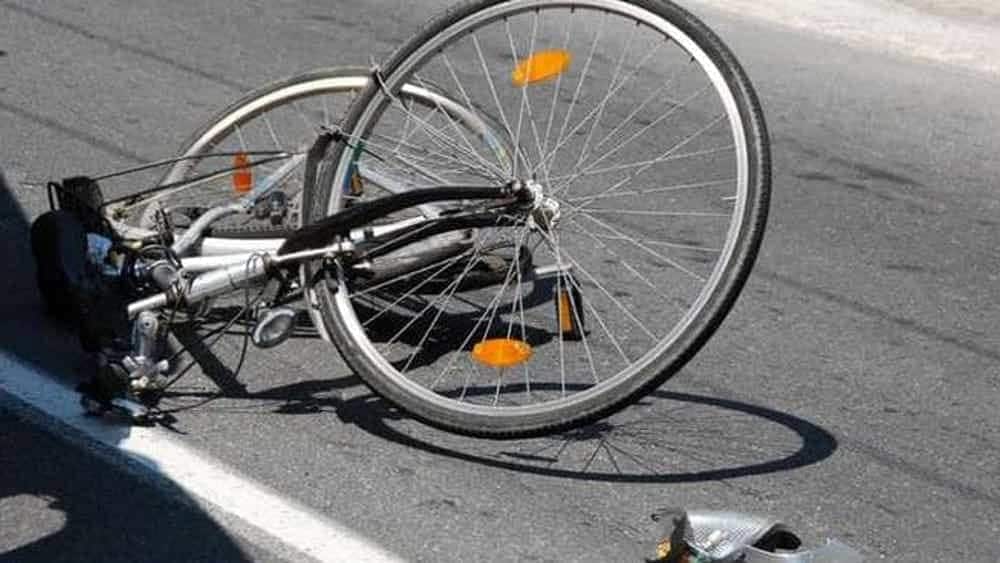Cade dalla bici e finisce in ospedale