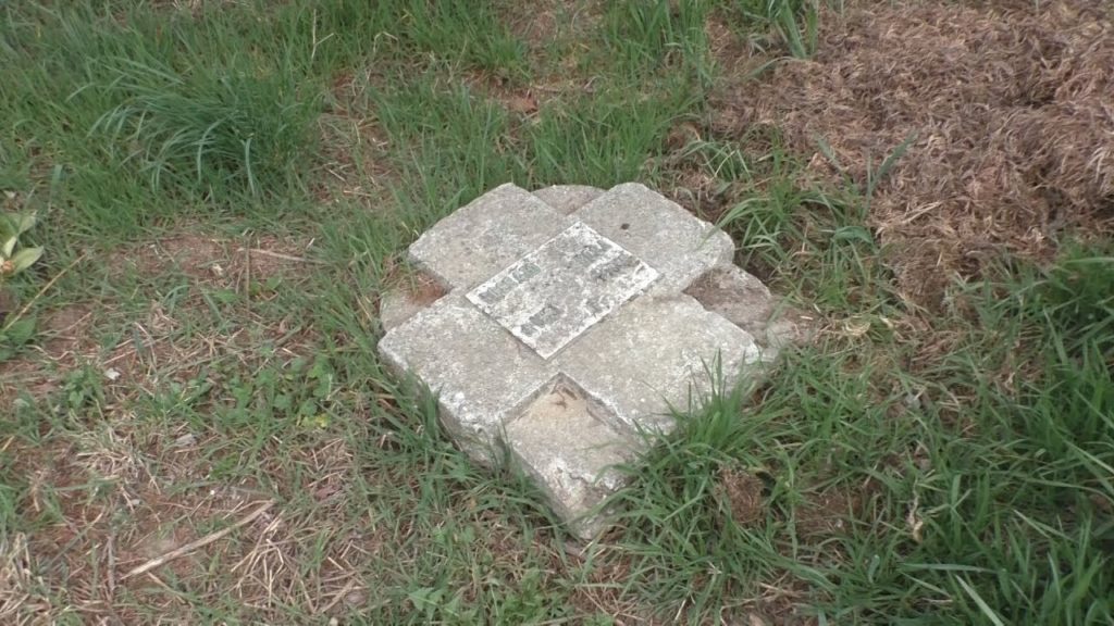 Samarate, un fiume di lapidi