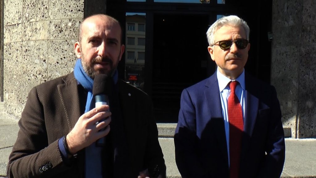 Questura, forma angolare e torre dell'orologio