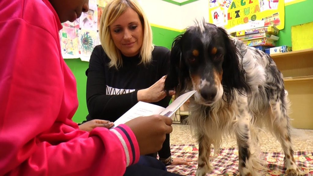 Scuole Pascoli, cani in cattedra per amor di lettura