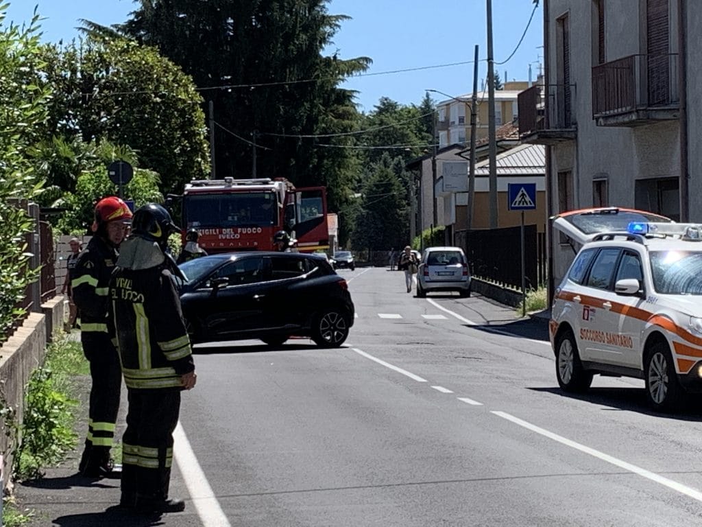 Auto perde il controllo e finisce fuori strada