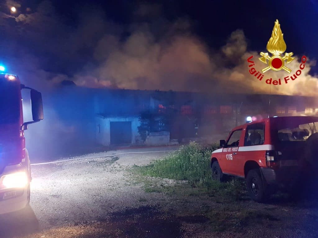 Arcisate, magazzino in fiamme