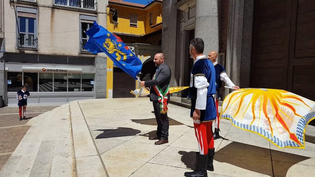 Sbandieratori in piazza, città in festa