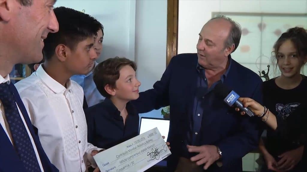 Gerry Scotti sorprende gli "inventori" di Castellanza