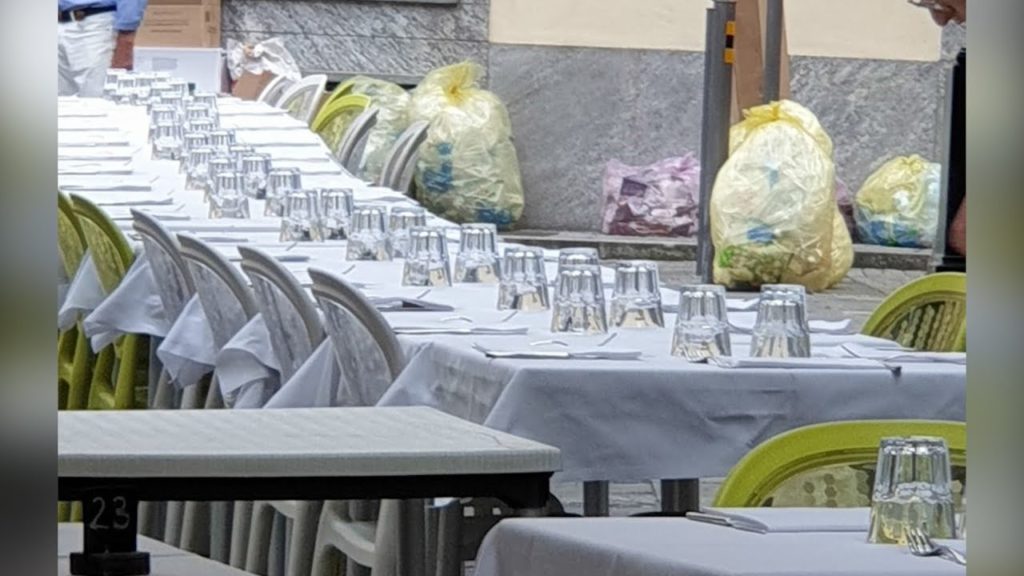 A cena... con la monnezza. L'ira di Angelo