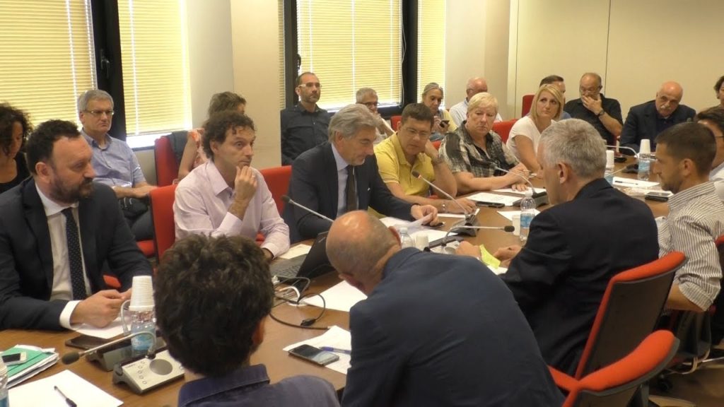 Lago di Varese, Regioni e Comuni... allo specchio