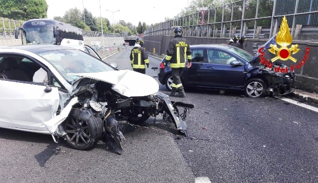 Violento scontro tra due auto, SS336 chiusa al traffico