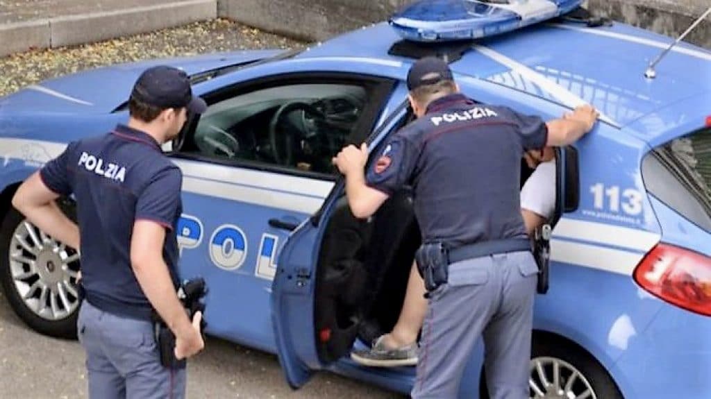 Minaccia un passante con una mazza, denunciato