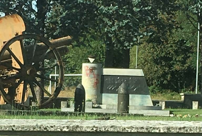 Lonate, Bersaglieri oltraggiati dai vandali