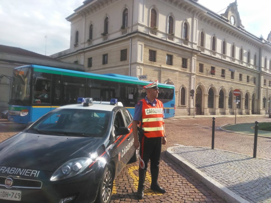 Rompono il vetro di un'auto per rubare, denunciati