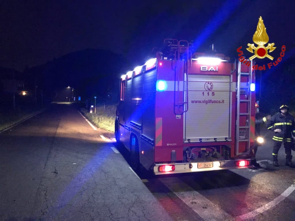 Maltempo, le strade di Bedero sommerse dagli alberi