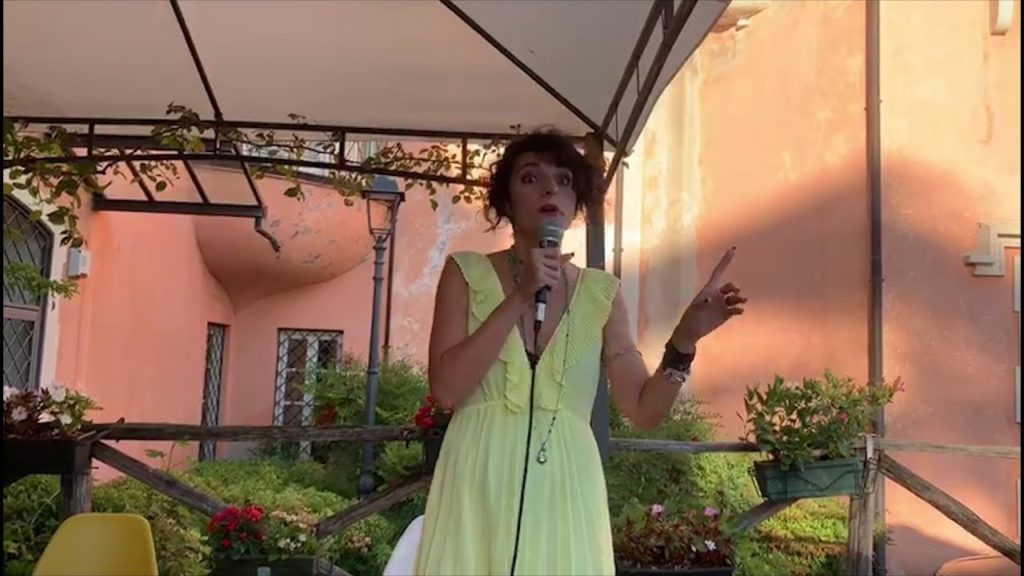 Giardini letterari, Enrica Tesio strappa risate