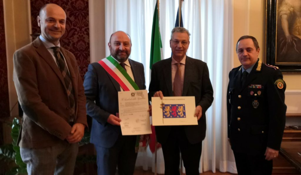 Su Somma sventola bandiera simbolica