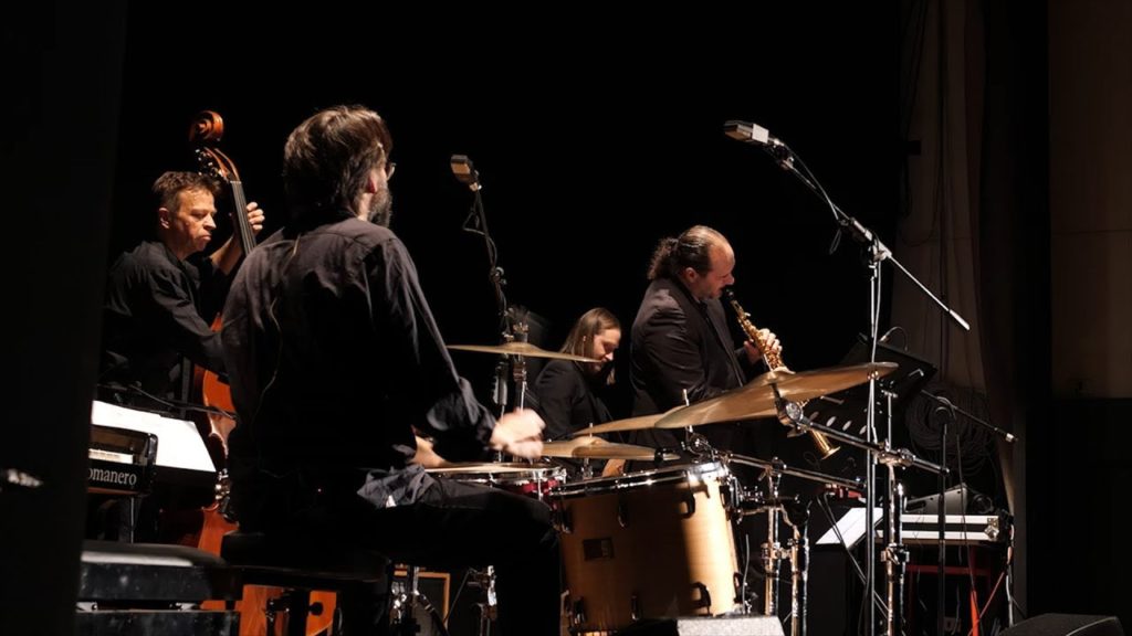 Le note del Jobi Trio illuminano la mezzanotte