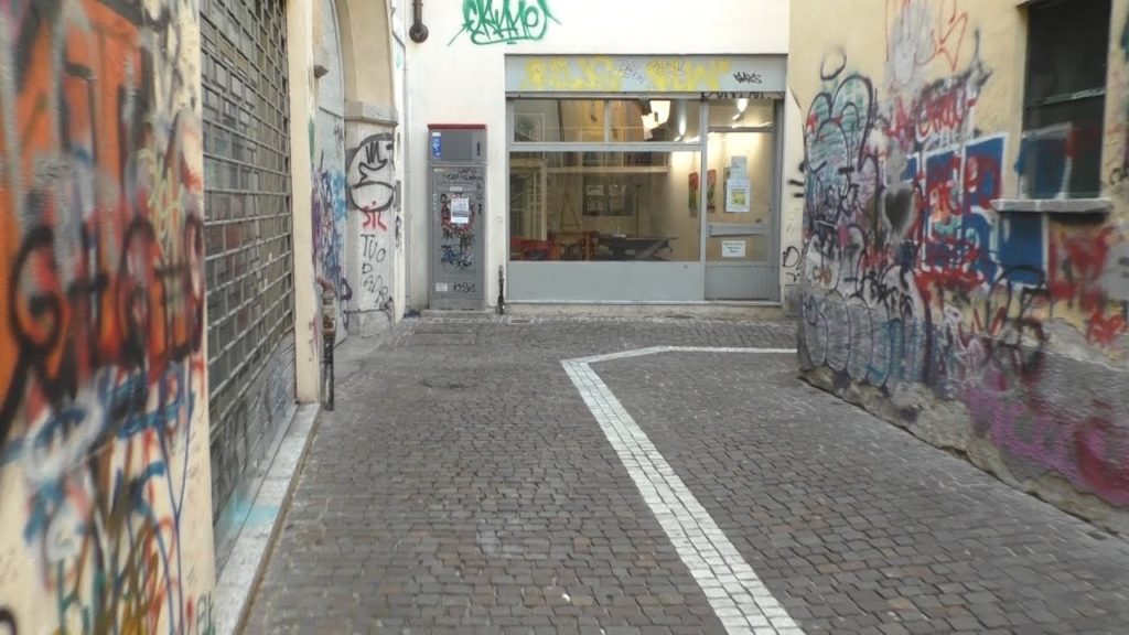 Via della Pretura, lo scempio sui muri