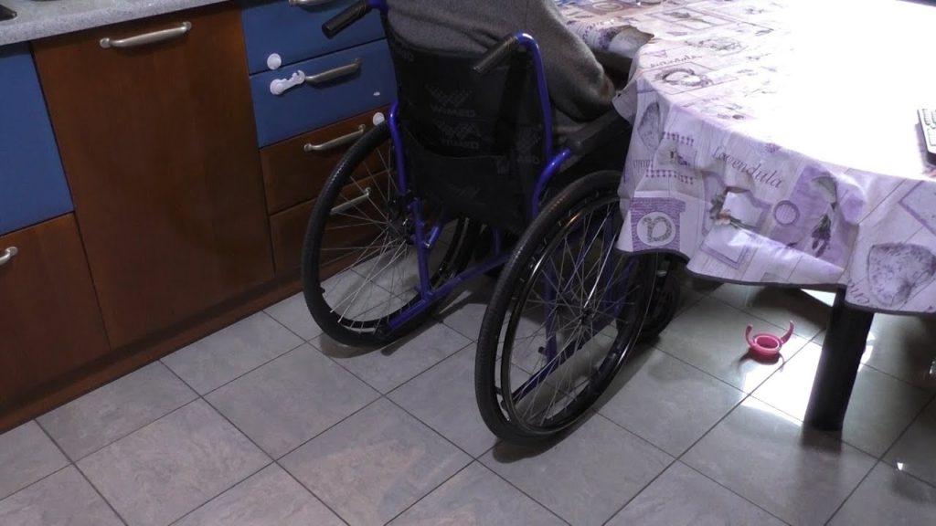 Anziani disabili, la protesta dei pannoloni