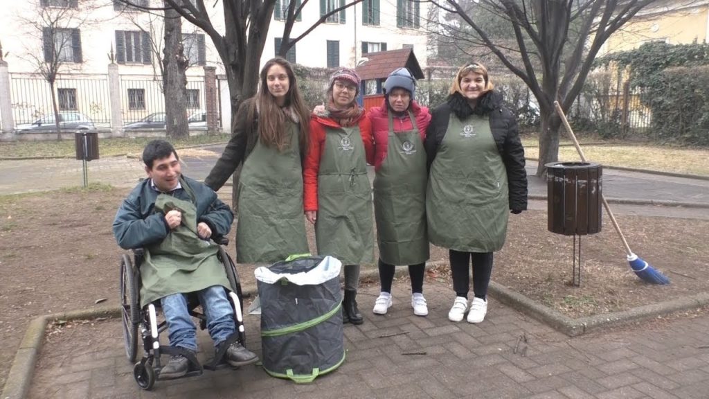 I fiori di Iris colorano il parco di via Trombini
