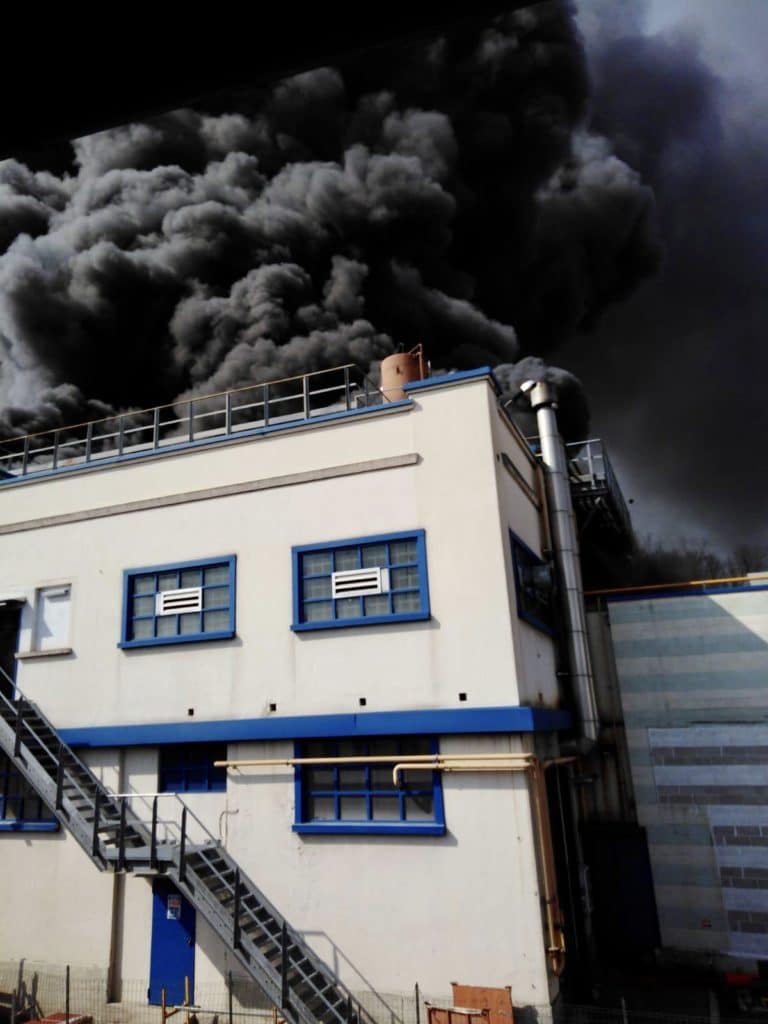 Gallarate, azienda di materie plastiche in fiamme