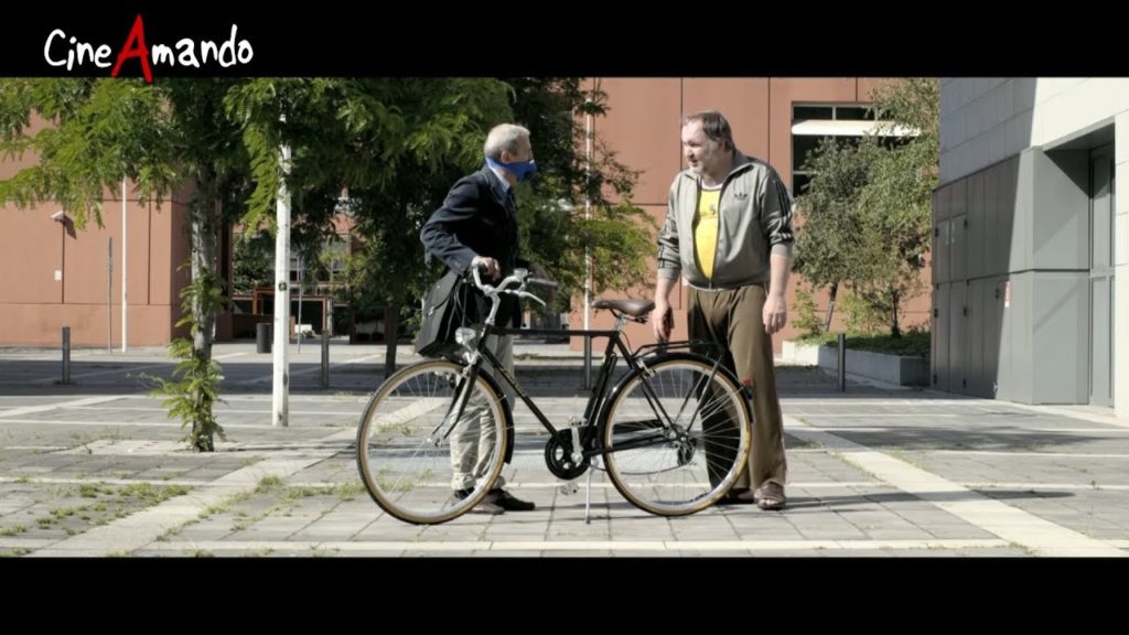 Bici e mascherina, riscopriamo il corto di Borgazzi