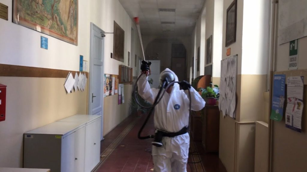 Pulizie di primavera (e anti-Covid) al Caroli