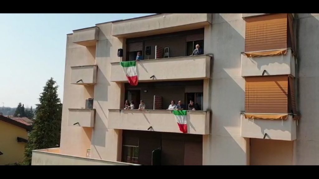 Besnate al balcone, musica contro la paura