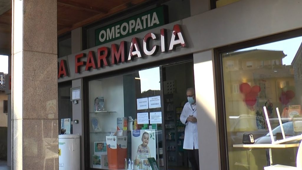 Mascherine, dubbi in farmacia: "Chi ha la precedenza?"