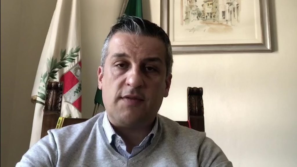 "Una mascherina per famiglia. Chi ne ha, le regali"