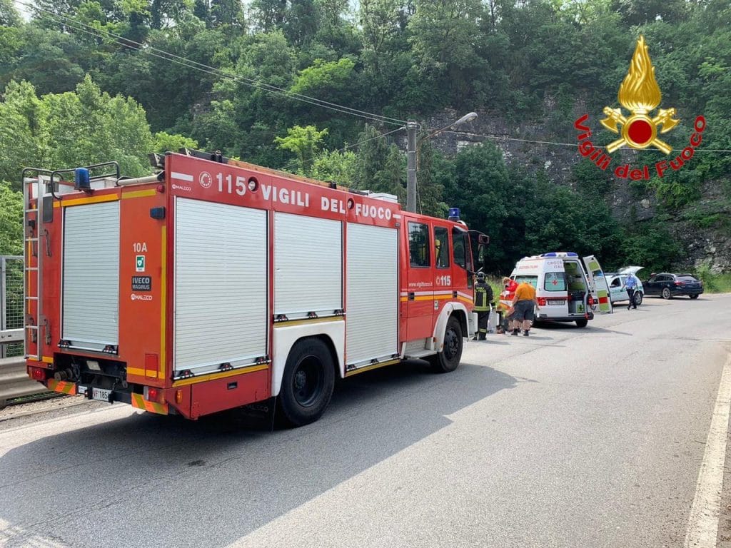 Besozzo, perde il controllo della moto e cade