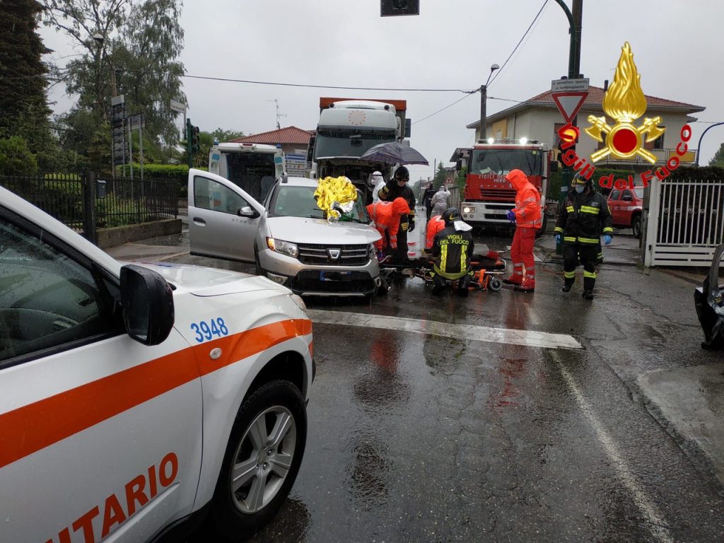 Caronno, auto contro camion