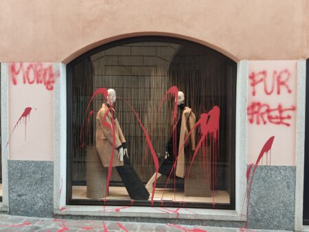 Busto: "Morte", scritte sulla vetrina contro le pellicce