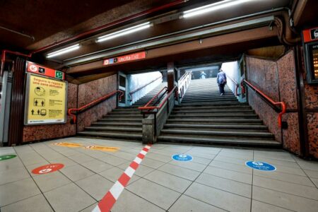 Milano: Si butta sui binari, muore 48enne