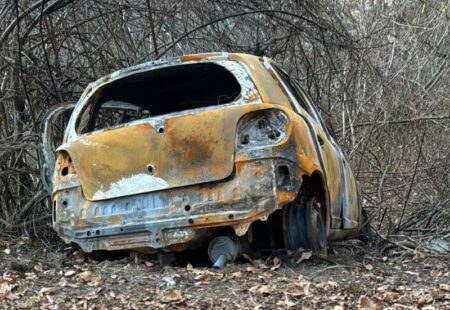 Castello C.: Auto bruciata, carcassa abbandonata a bordo strada
