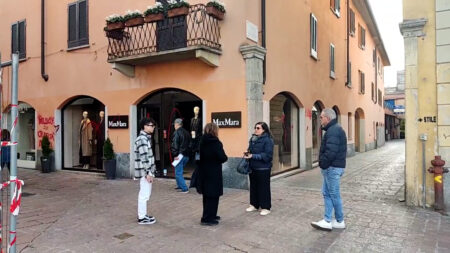 Busto: “Basta pellicce”, choc per le vetrine imbrattate