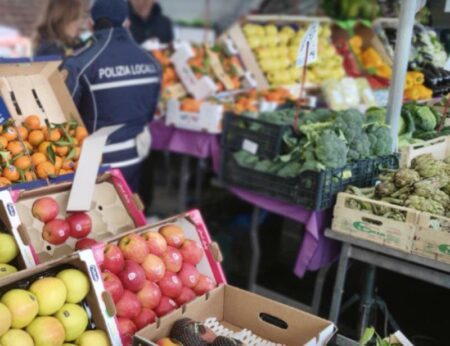 Busto: Controlli al mercato, 3 lavoratori irregolari