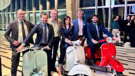 Milano: Vespe al Pirellone, per salvare la Storia