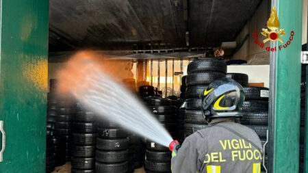 Concorezzo: Capannoni in fiamme, 60 pompieri sul posto