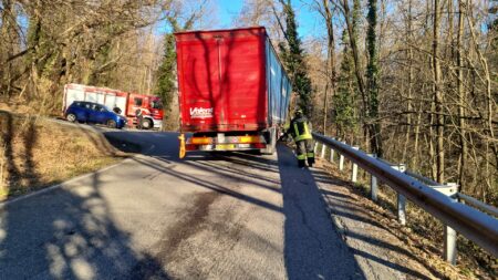 Sumirago: Tir incastrato, Autogru sul posto