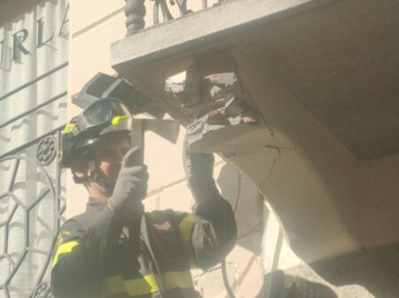 Varese: Camion contro balcone del centro storico