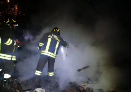 Varese: A fuoco capanno abbandonato a Velate
