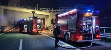 Gallarate: Furgone in fiamme in galleria, illeso l'autista