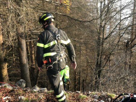 Ispra: Parapendio sugli alberi, soccorsi in azione