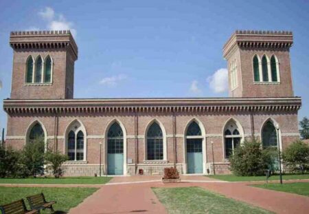 Busto: Trame di storie e tessuti nelle leggende orientali