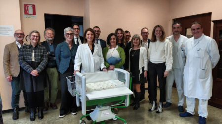 Busto: Donate 8 culle per dormire a fianco a mamma