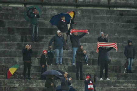 Calcio: Varese, Tribuna aperta per i tifosi